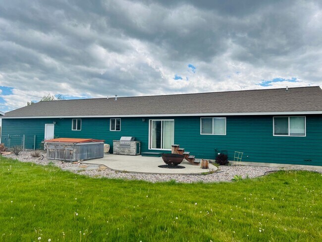 Primary Photo - 4 Bed Home On 1.4 Acres In The Bitterroot ...