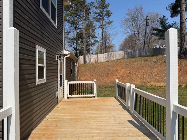 Building Photo - Leicester - Immaculate Three Bedroom with Huge Backyard