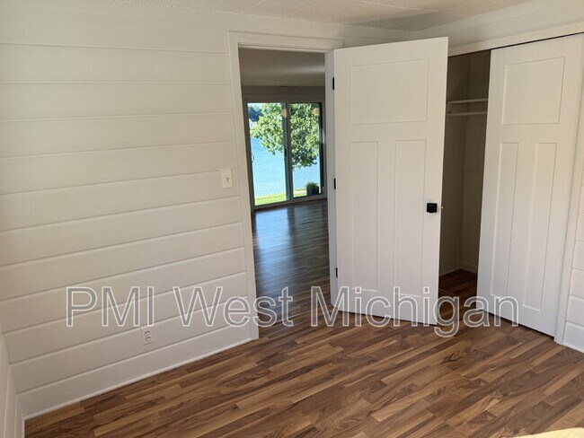 Building Photo - 12495 Oakwood Shores St