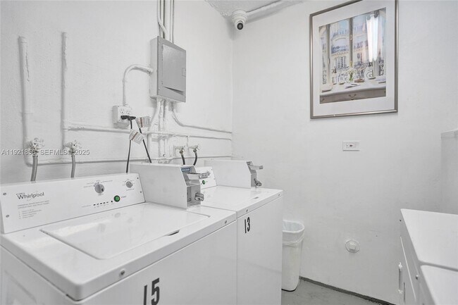 Building Photo - 330 SE 2nd St