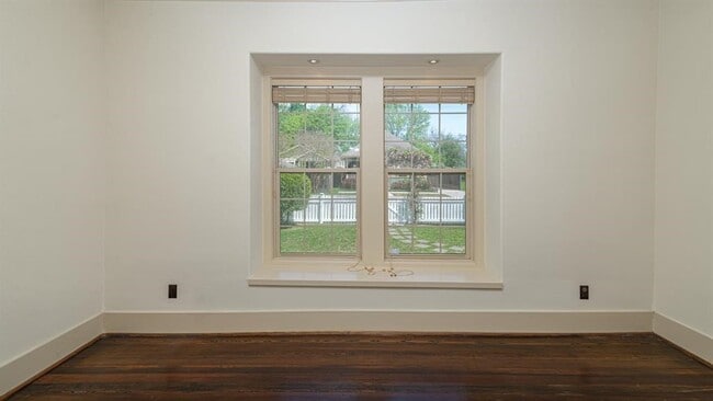 Building Photo - 722 E 25th St