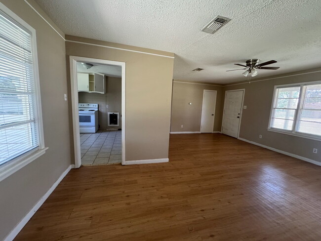 Building Photo - Charming 2 Bed 1 Bath 1 Car Garage Home