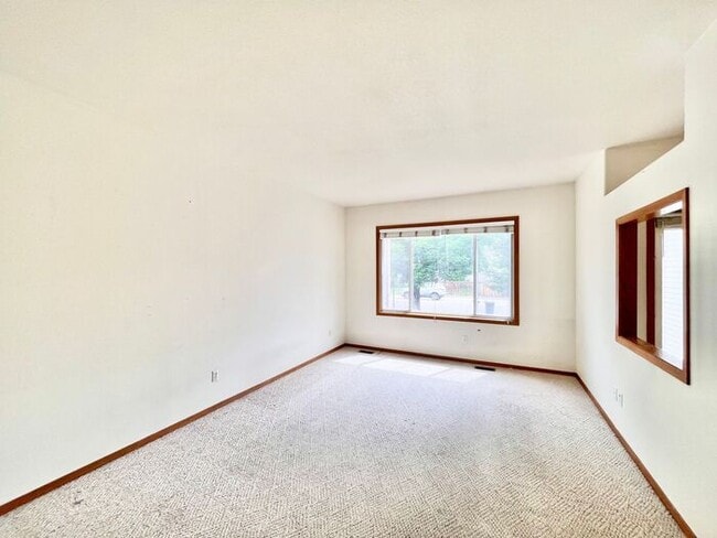 Building Photo - Large 3 Bedroom, 2 Bathroom Home in the Th...