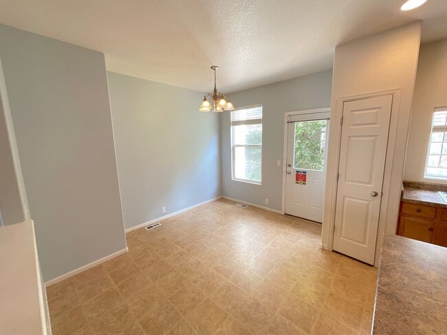 Building Photo - 2 Bedroom Townhome Available Near S Circle...
