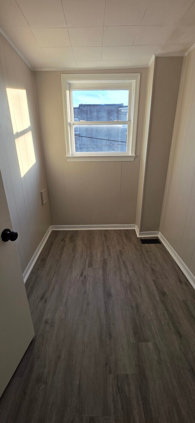 Building Photo - 1203 Darley Ave