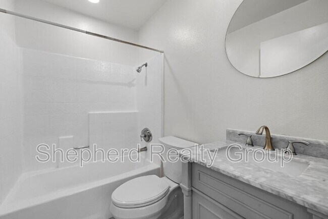 Building Photo - 405 Pioneer Dr