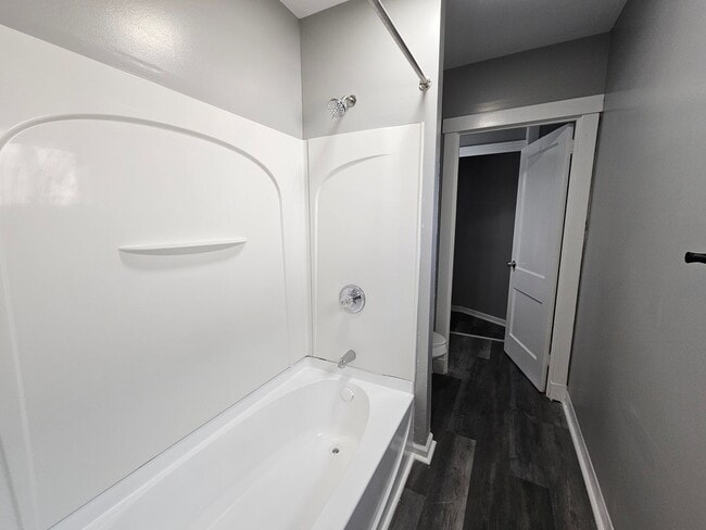 Building Photo - Newl updated 2 bedroom 1 bath located in Carrick!