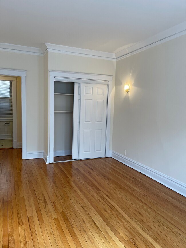 Building Photo - 6970 N Sheridan Rd