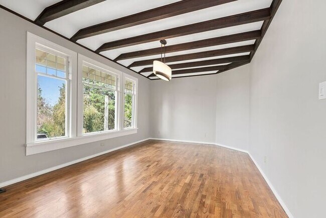 Building Photo - Sunny Air Conditioned Mercer Island Charmer!