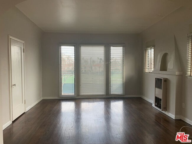 Building Photo - 259 S Elm Dr