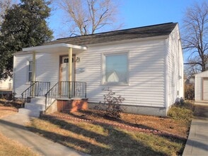 Building Photo - Cute Two Bedroom Cottage with Garage!