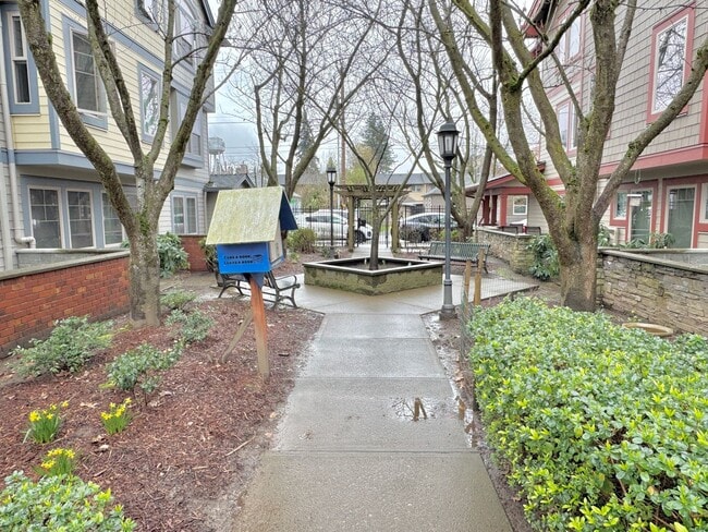 Building Photo - Gateway Ground Floor Corner Unit Condo with Laminate H/W's, A/C, Assigned Parking, Laundry In-Unit