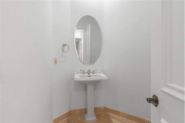 Building Photo - 10546 Versailles Blvd