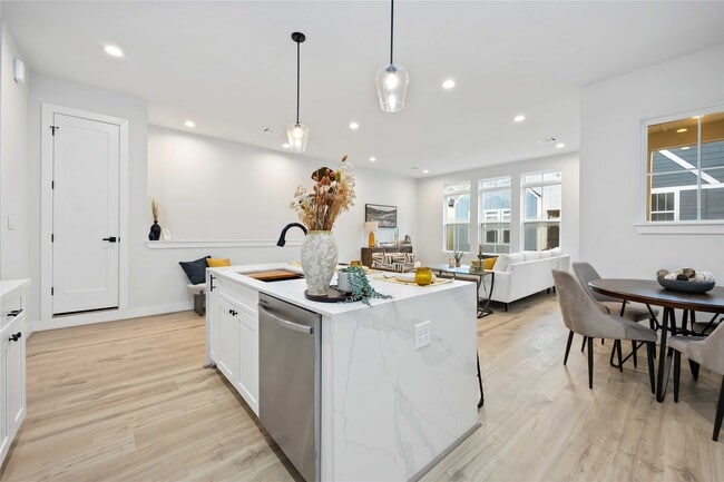 Building Photo - 6117 Campos Dr