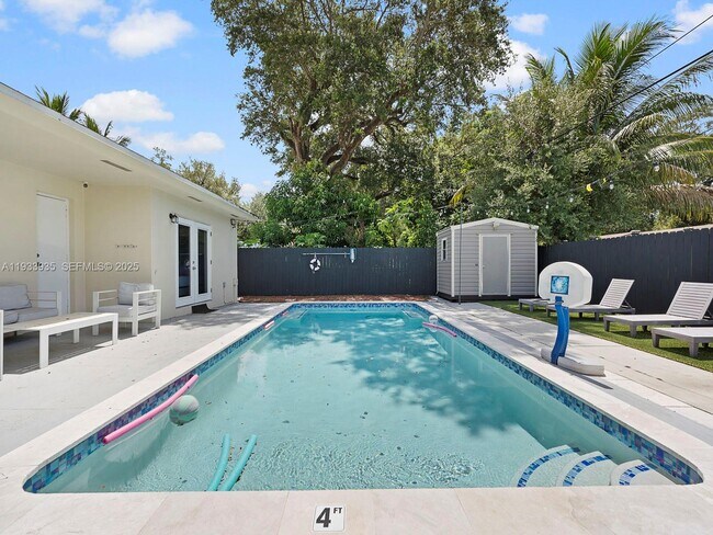 Building Photo - 560 NE 161st St