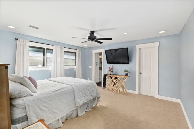 Building Photo - 2710 Colonial Dr