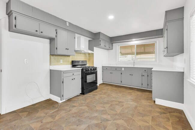 Building Photo - 1020 Seamas Ave