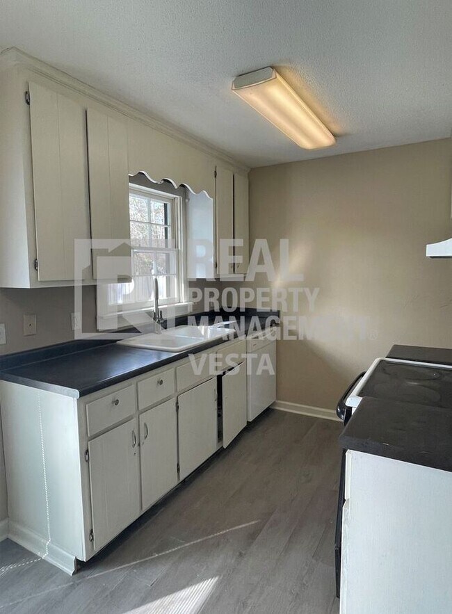 Building Photo - Three Bedroom Home in Lake Wildwood