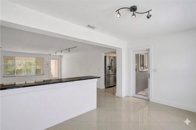 Building Photo - 417 NE 29th St