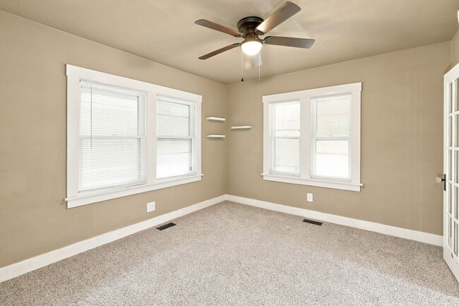 Building Photo - 1213 SW Plass Ave