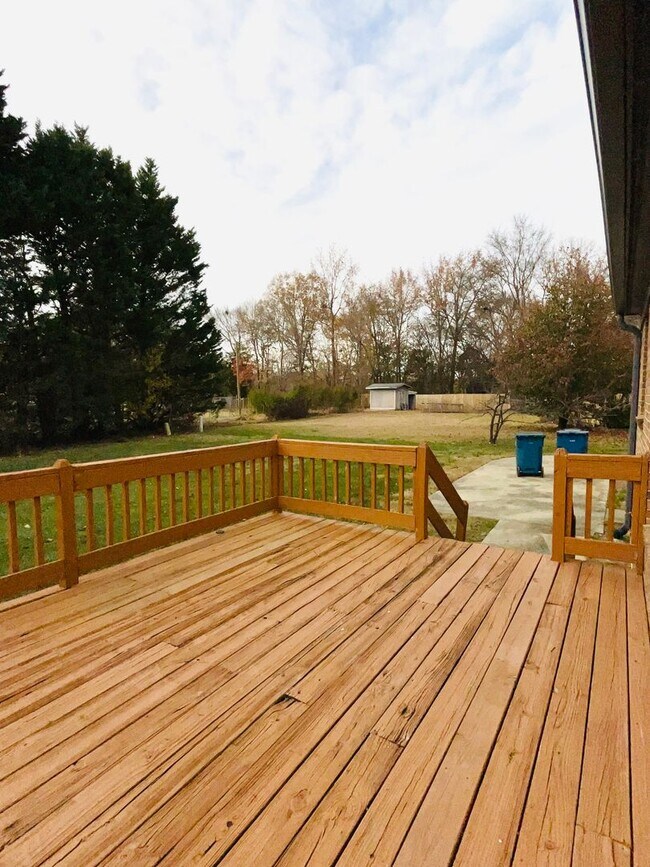 Building Photo - 3 Bedroom Home With Large Bonus Room Convenient to US 421