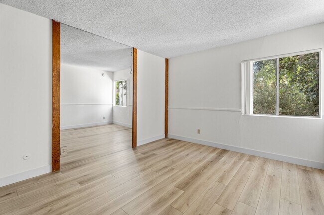 Building Photo - Top-Floor 1-Bedroom Condo with Vaulted Cei...