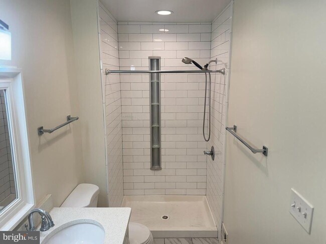 Building Photo - 9250 Three Oaks Dr