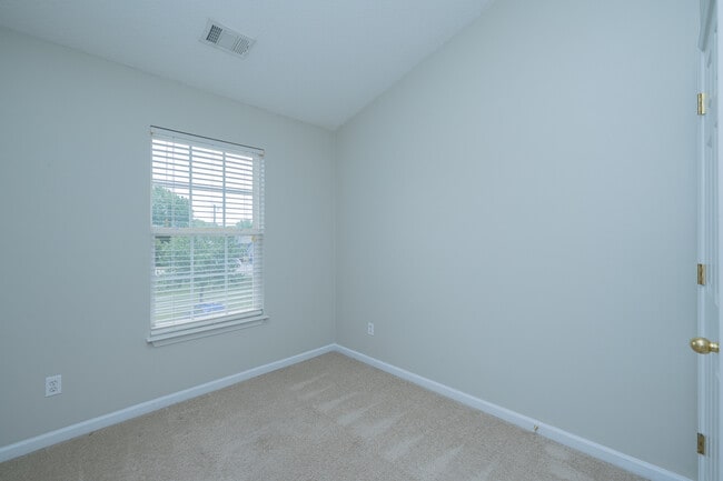 Building Photo - 25 Stratus Ct