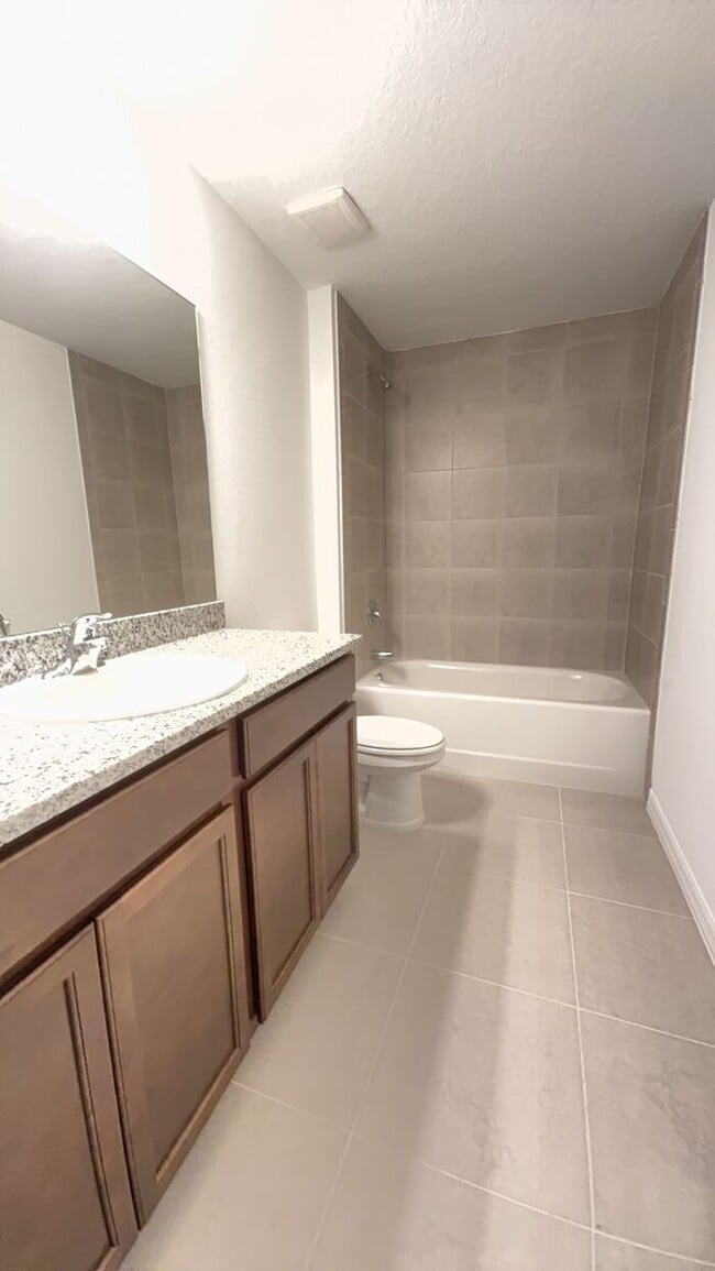 Building Photo - new 4BR duplex
