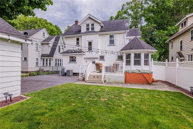 Building Photo - 90 Elmcroft Rd