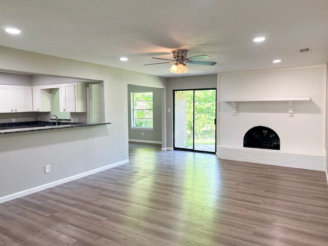 Primary Photo - 3 Bedroom / 2 Bath / 2 Car Garage