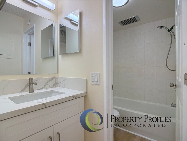 Building Photo - Hale Kulanui Condo - 1 bedroom, 1 bath unit with 1 assigned parking