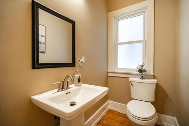 Building Photo - Amazing 5-Bedroom, 2.5 Bathroom Updated Ho...