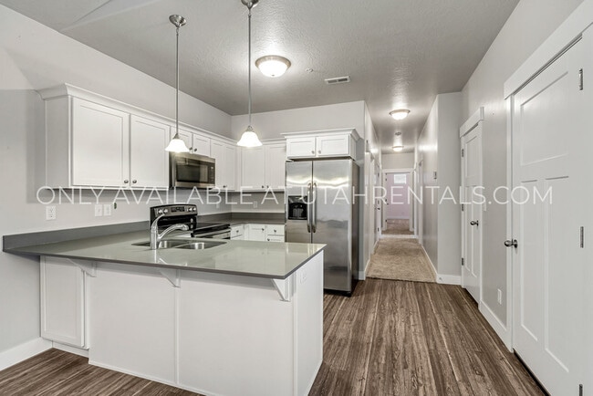Building Photo - 42 W Silver Springs Dr