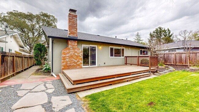 Building Photo - 3 Bedroom 2 Full Bath with Private Yard and 1 Car Garage !