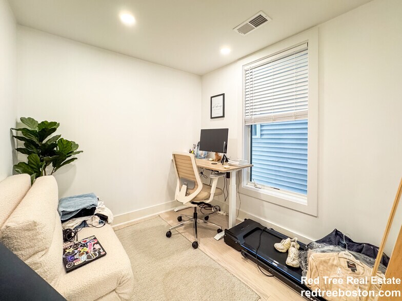 Building Photo - 231 Maverick St