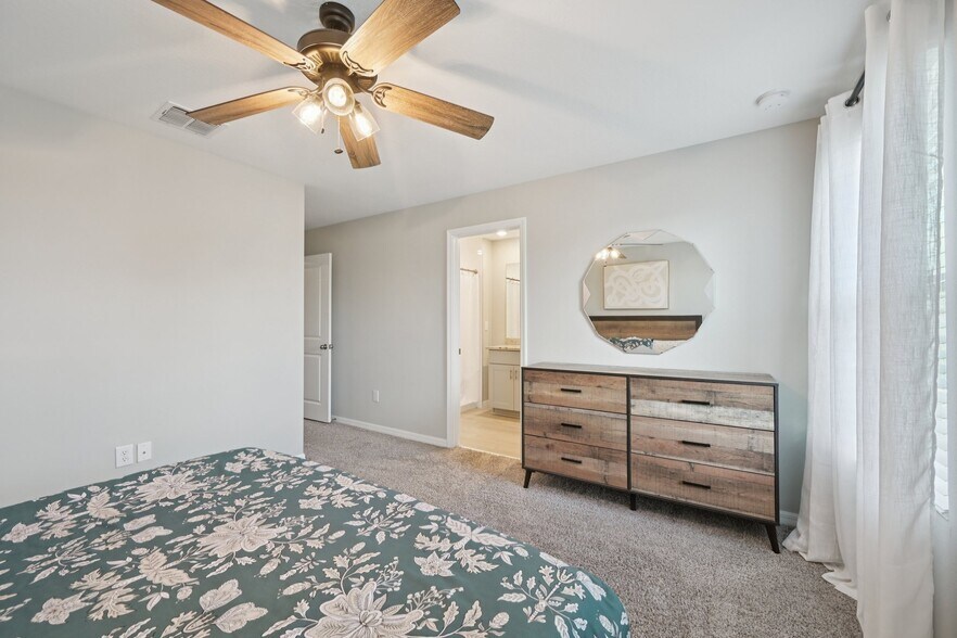 Building Photo - 5820 Ocean Isle Dr