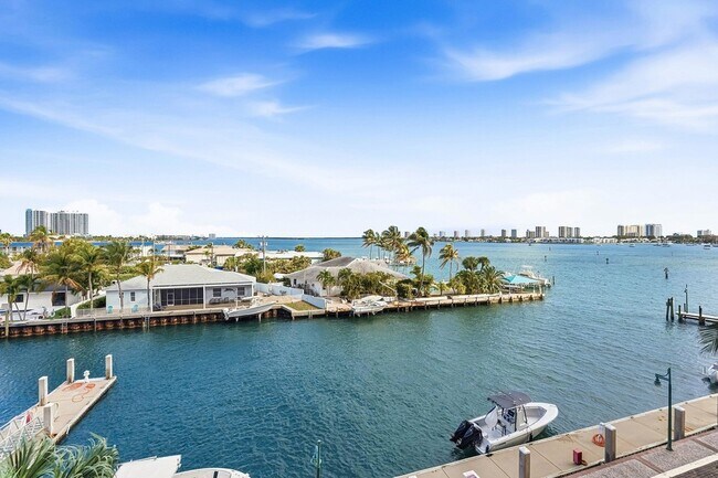 Building Photo - 2650 Lake Shore Dr