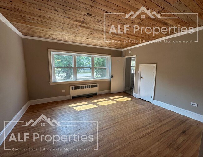 Building Photo - Renovated 2 Bedroom, 1 Bath First-Floor Apartment Available