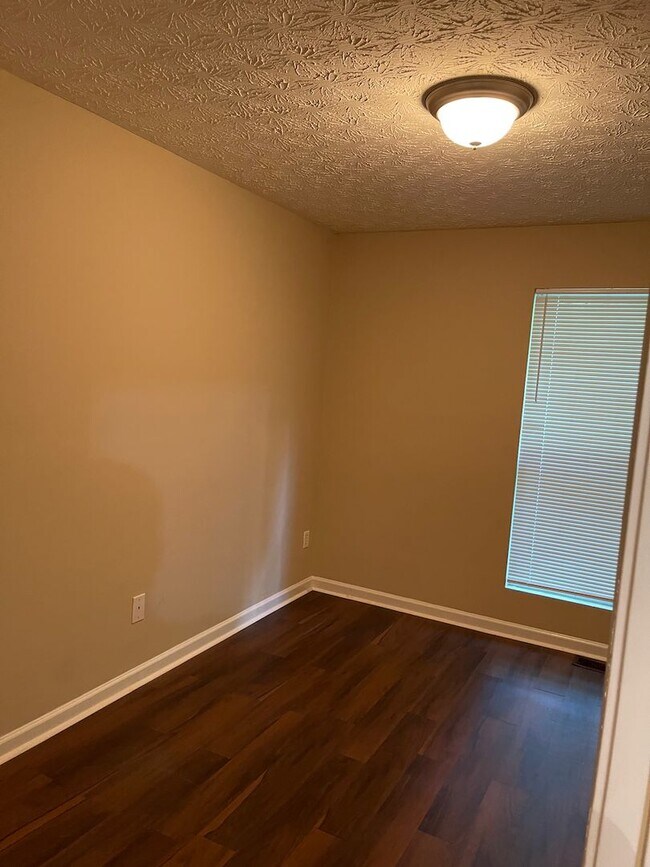 Building Photo - Fresh Renovation, 3 Bedroom Townhouse