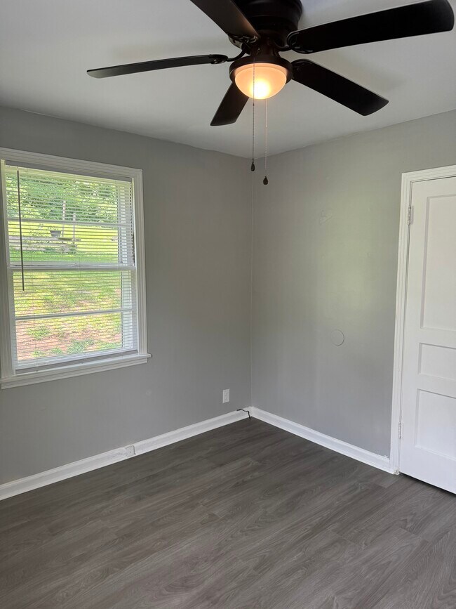 Building Photo - 512 Cottonwood Dr