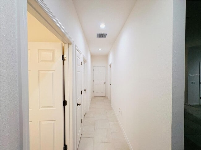 Building Photo - 1568 Sky Lks Dr