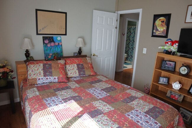 Building Photo - Oroville-Furnished-Turnkey-3 bedroom 2 bath home, hot tub, gazebo, landscaped yard, solar