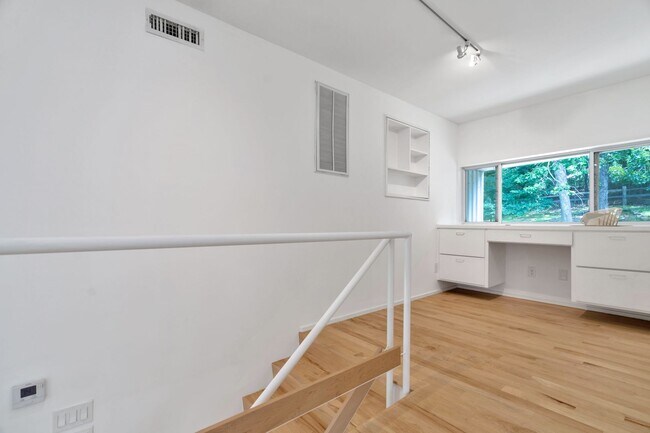 Building Photo - 1124 Heath Dr