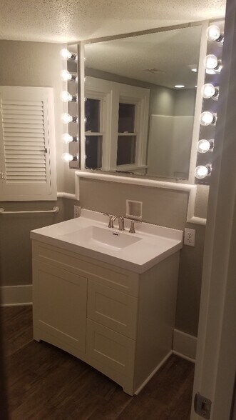 Upstairs Full bath - 312 SW Pleasant St