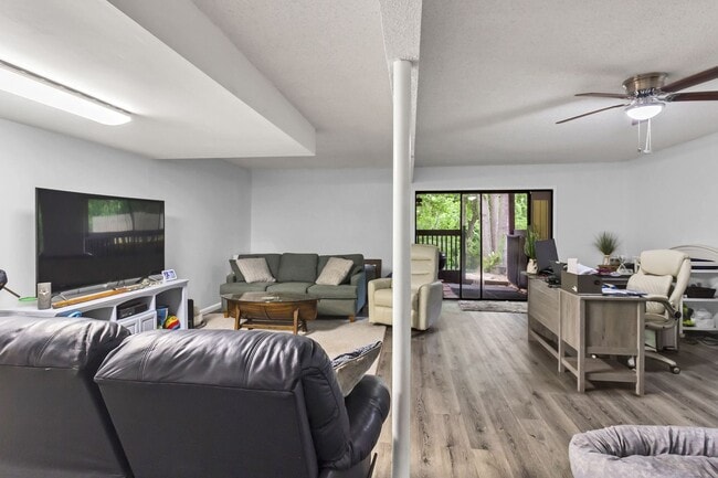 Building Photo - Valparaiso: 3 Bedroom Home in Waterfront C...