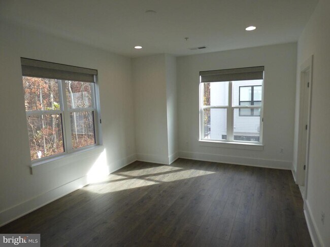 Building Photo - 11360 Emerald Park Rd