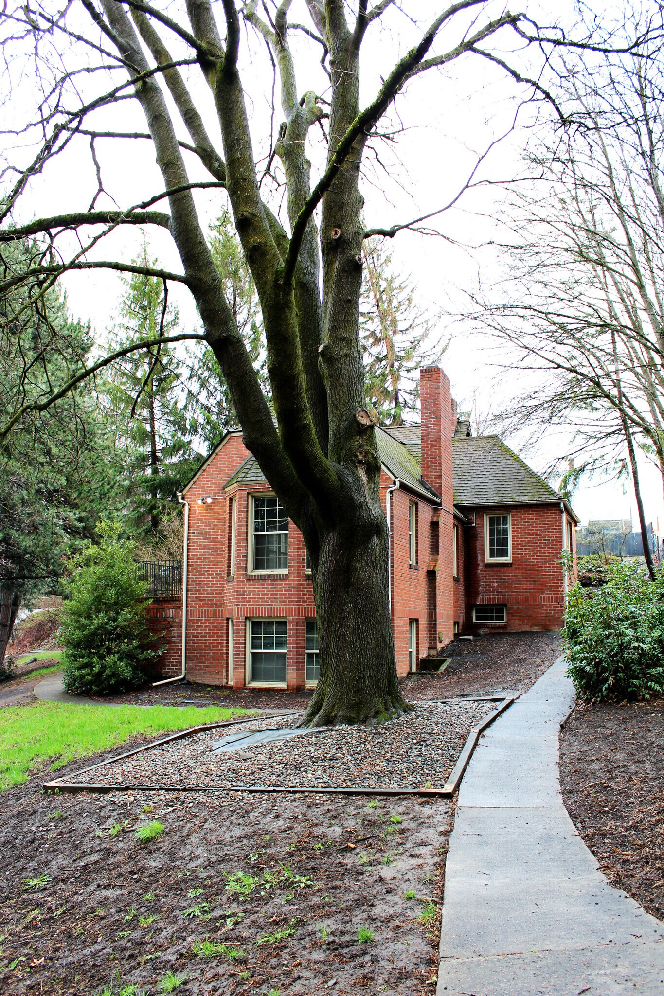 Building Photo - 935 NE B St