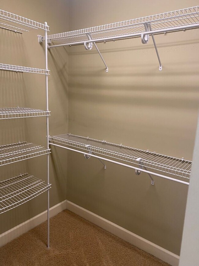 Building Photo - 3 bed / 2 bath Forest Glen