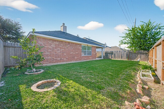 Building Photo - 6927 Great Oaks Shadow Dr